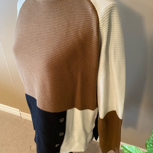 Lightweight long sleeved sweater, made by Moffi - Picture 2 of 2